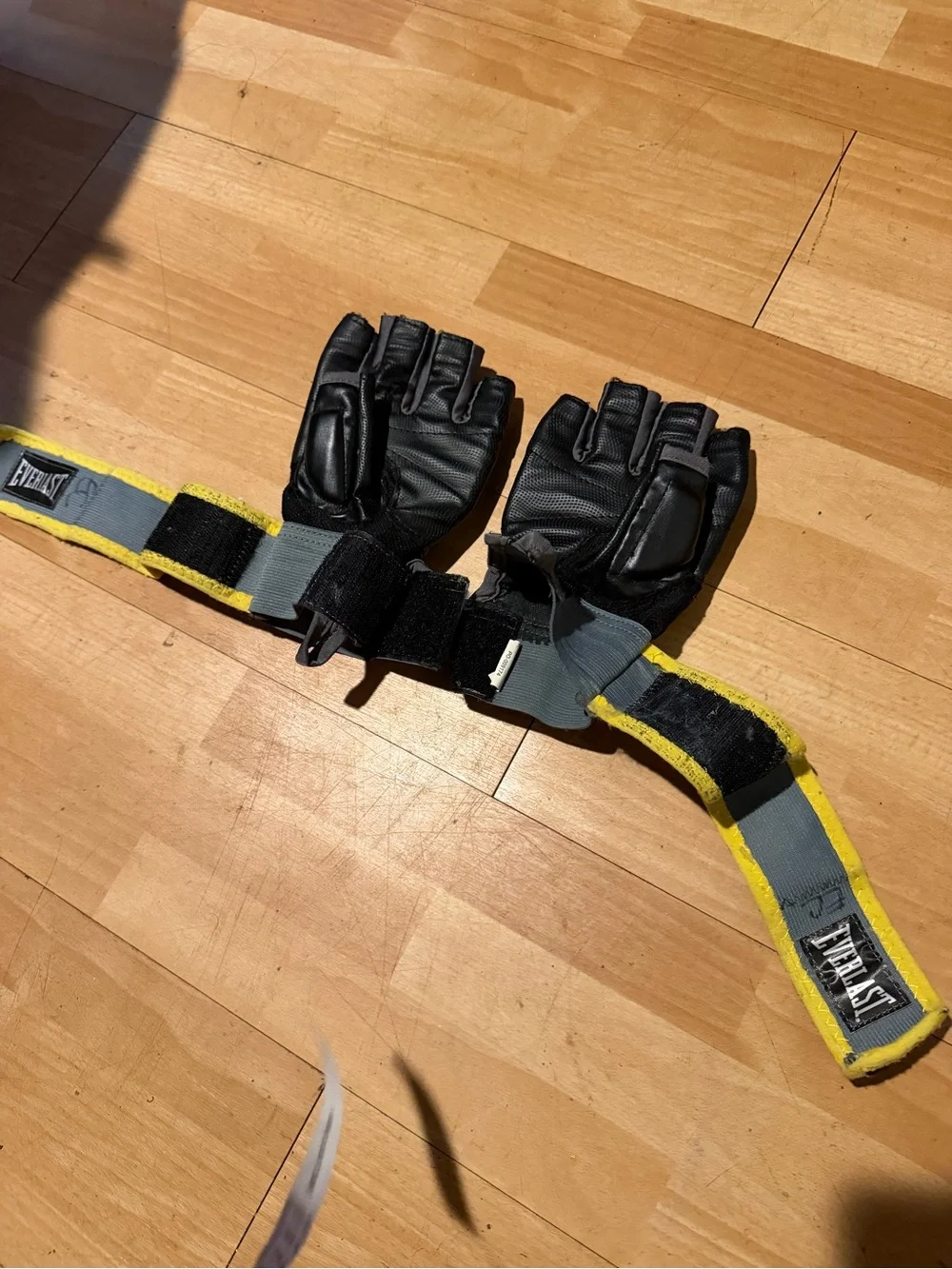 Everlast Cardio Kickboxing Black/Yellow MMA Training Fingerless Gloves Straps S